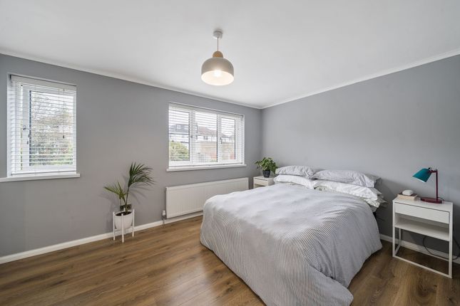 7 Pendall Close, Barnet photo 3