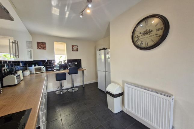 43, Elm Road, Skellow, Doncaster photo 3