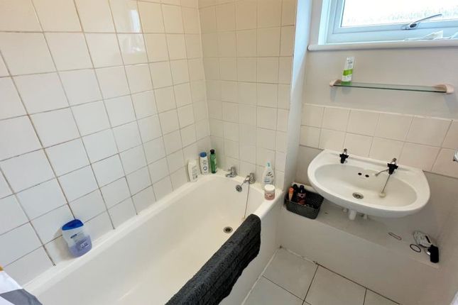 Flat to rent in Avon Way, Colchester