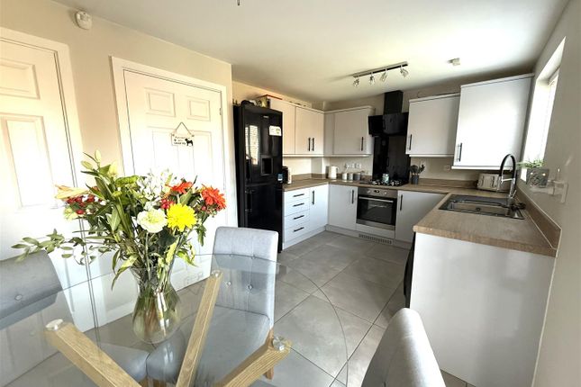 114, St. Thomas Way, Rugeley photo 3