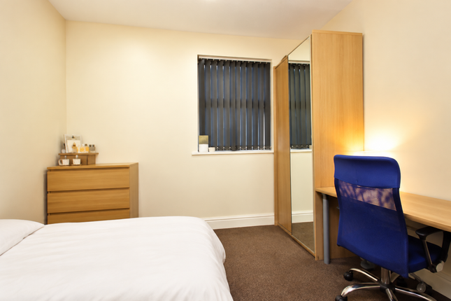 Room 3, 5 Carlton Road, Salford photo 4