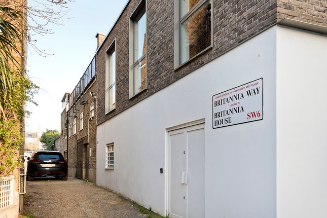 Warehouse to let in Britannia Way, London