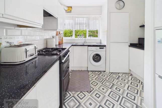 29, Sunnymead, Crawley photo 2