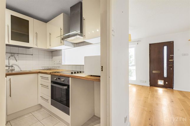 Flat to rent in Cleveland Way, London
