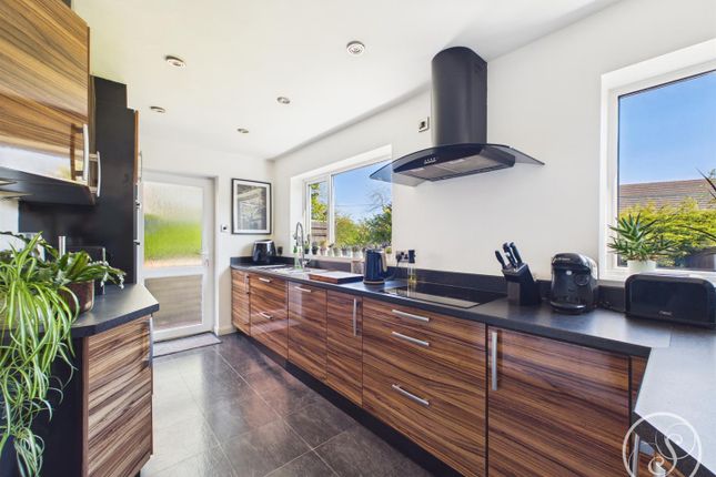 37, Birchfields Avenue, Leeds photo 2