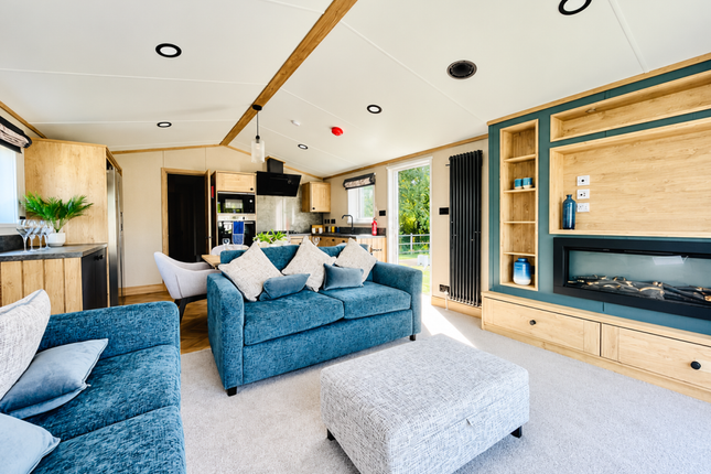 3-bed caravan on Hoburne Cotswold Reach, Broadway Lane, Cirencester, £129,888