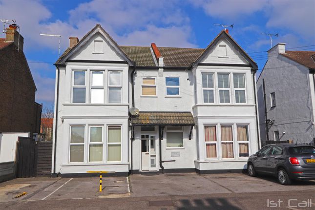 Flat to rent in Ambleside Drive, Southend-On-Sea