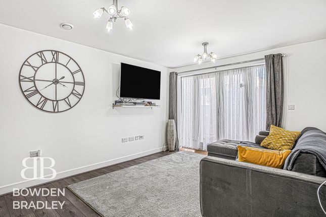 Flat 2 Runcie Court, New Mossford Way, Barkingside, Barkingside photo 2