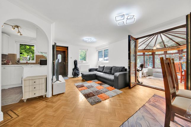 34 Friars Mead, London photo 4