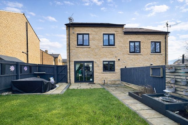 2 Croft Park, Glossop photo 4