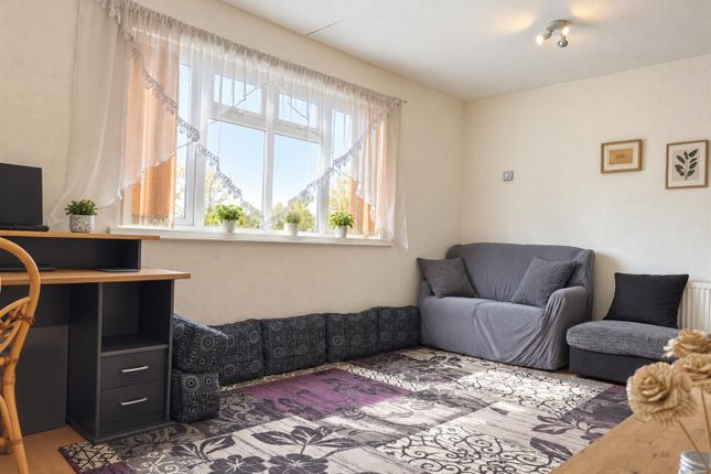 105, Weekes Drive, Slough photo 4