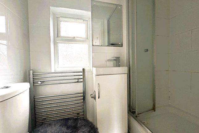 23, Orchard Gate, Greenford photo 4