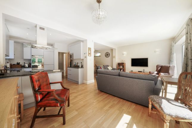 4 Brunswick Close, Pinner, Greater London photo 3