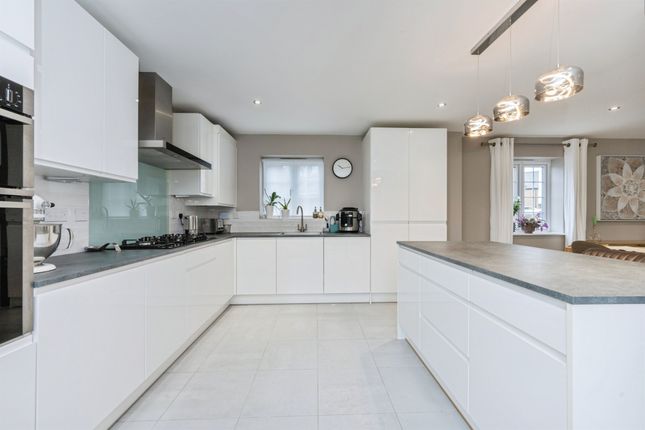 23, Hare Meadow, Bedford photo 4