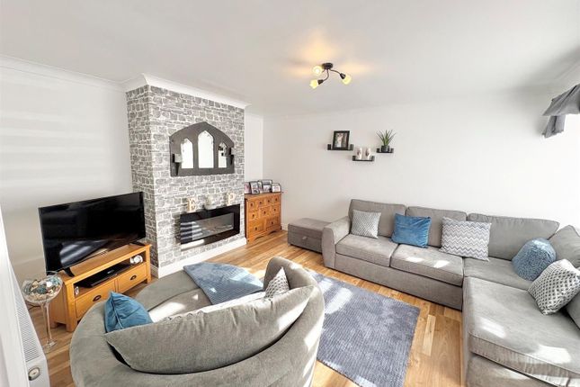 33, Rowan Avenue, Lowton photo 2