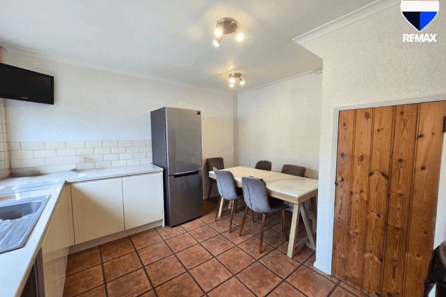 69, Thatches Grove, Chadwell Heath photo 3