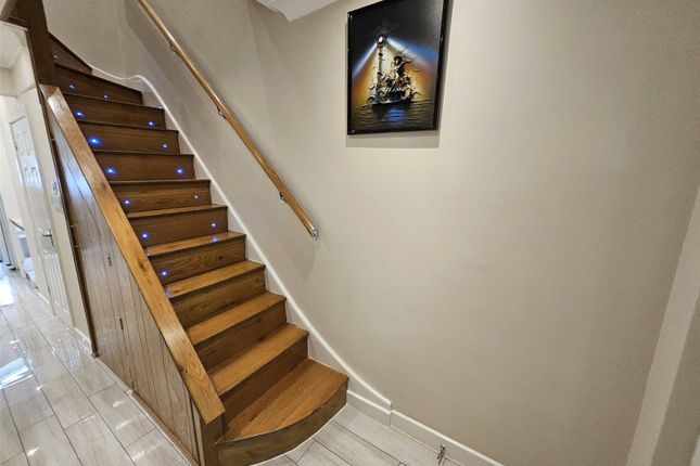 49, Wyre Grove, Greater London photo 3