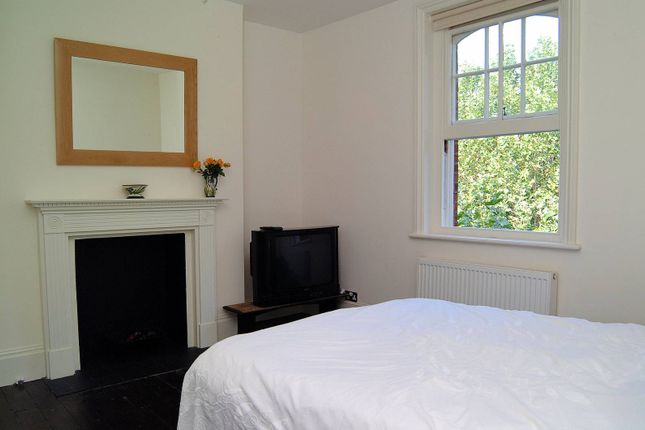 Thumbnail Flat to rent in Ruskin Mansions, Barons Court, London