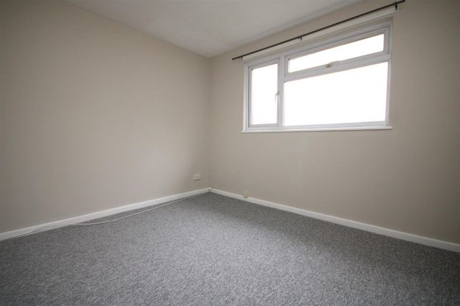 77, Rowan Close, Surrey photo 5