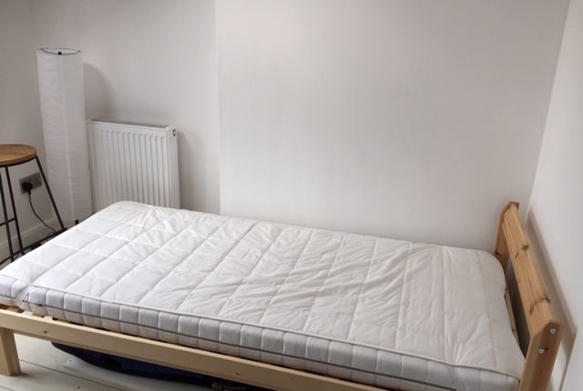 Room 1, 10 Frogmore Avenue, Sketty photo 5