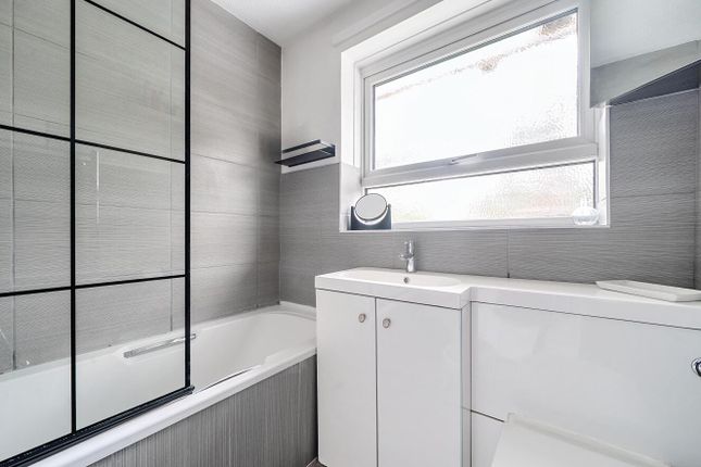 25, Martindale Avenue, Camberley photo 4