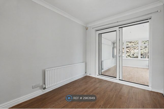 Larchdale Close, Whitby, Ellesmere Port photo 4