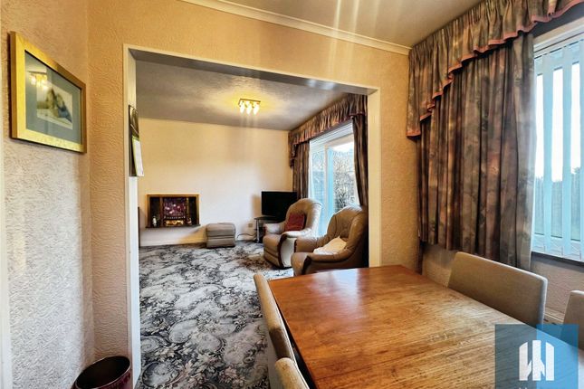 8, Rafborn Avenue, Huddersfield photo 4
