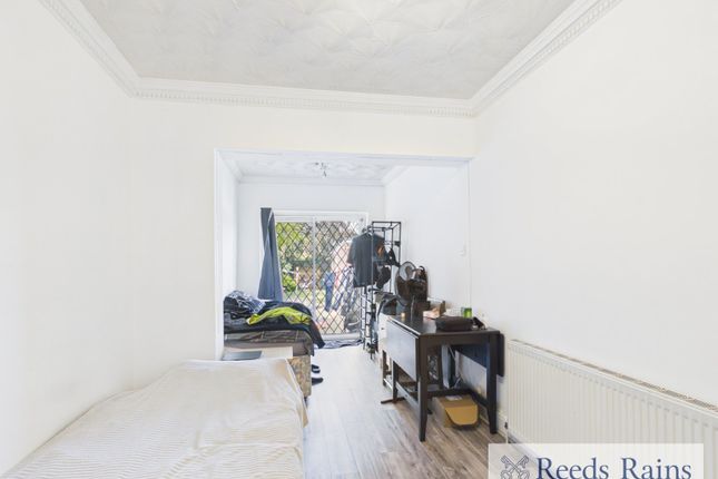 79, Belgrave Avenue, Romford photo 5