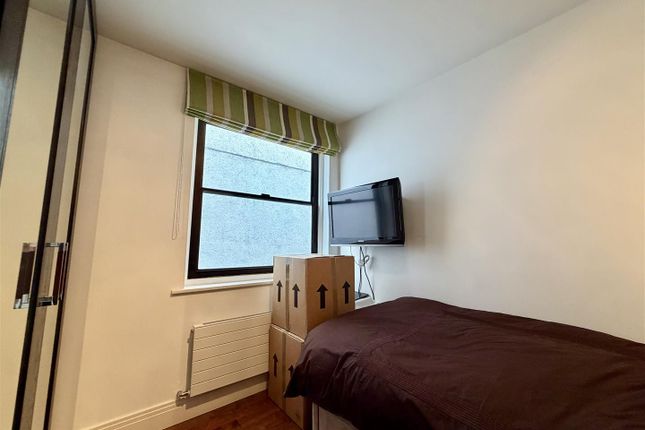 12 Cameret Court, Lorne Gardens, London photo 4