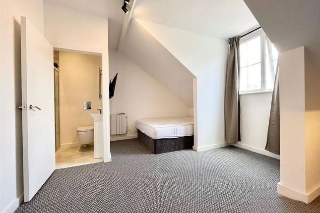 Third Floor Rear Flat, 35 Bond Street, London photo 5