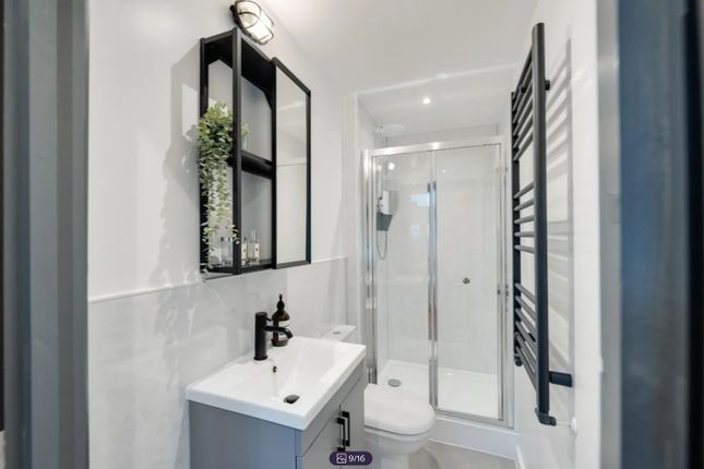 A Modern And Stylish Bathroom Featuring A Sleek De...