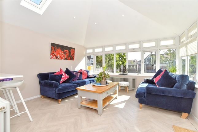 Loughton Way, Buckhurst Hill photo 3
