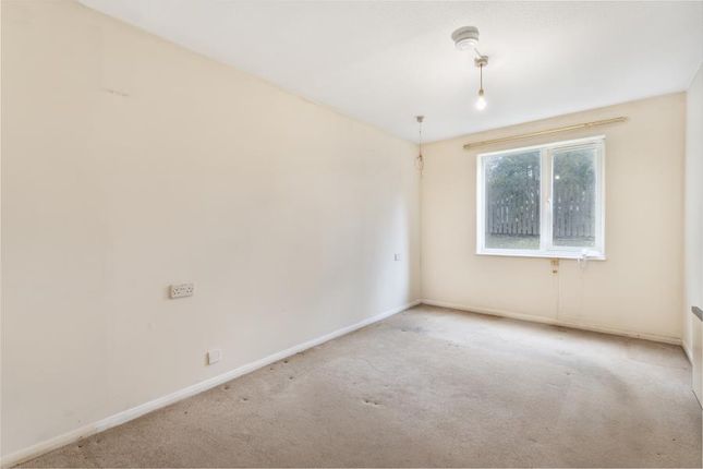 7, Walker Close, Hanwell photo 4