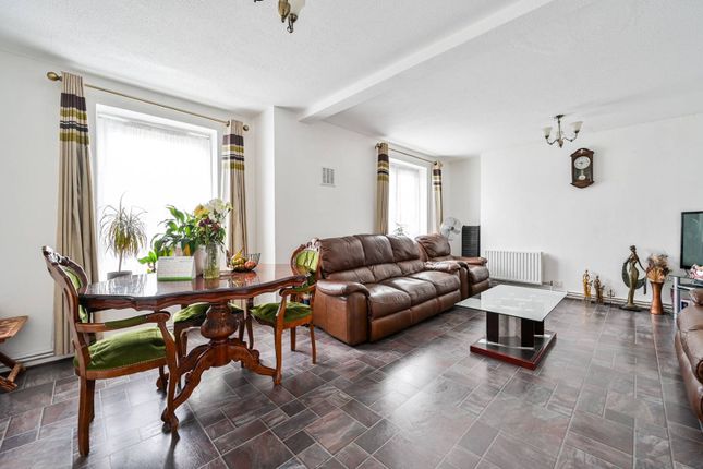 Flat for sale in Long Lane, Borough, London