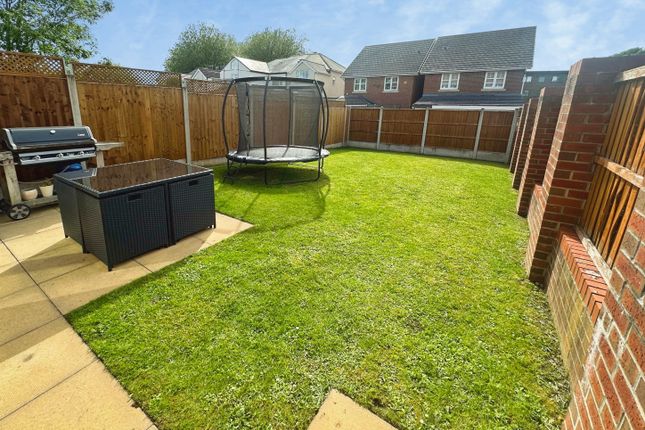 22, Hill Croft Gardens, Wolverhampton photo 4