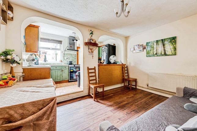 15, Crombey Street, Swindon photo 5