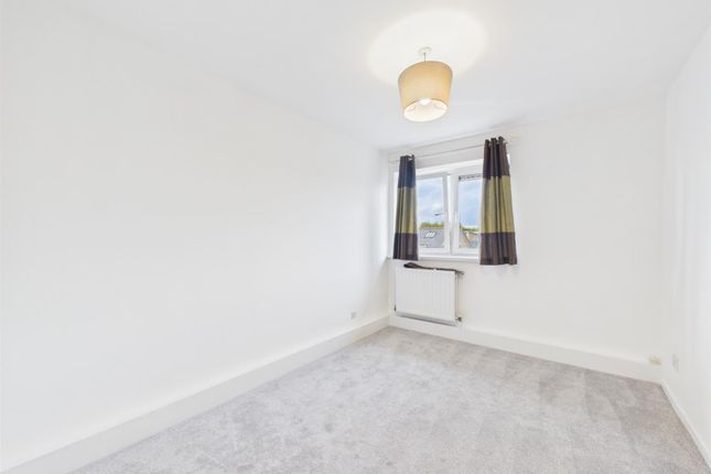 32 Ranwell Close, Beale Road, London photo 4
