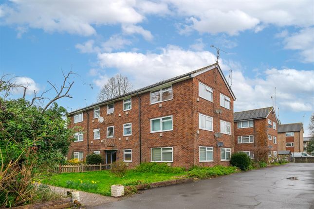 Flat for sale in The Chestnuts, Horley