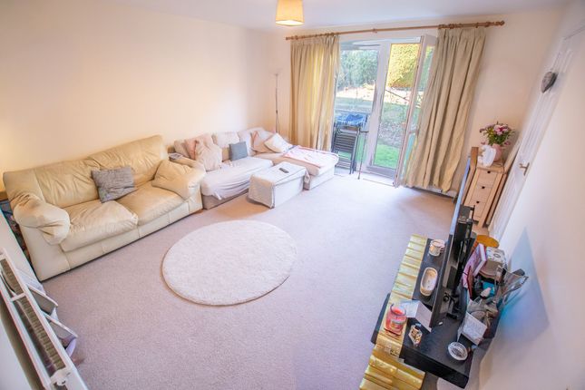 Flat 8, Cedar House Gorse Court, Guildford photo 2