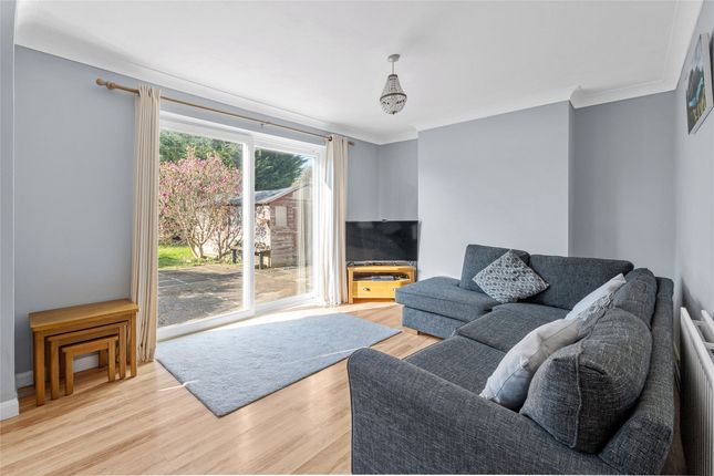 40, Pollards Oak Crescent, Surrey photo 3