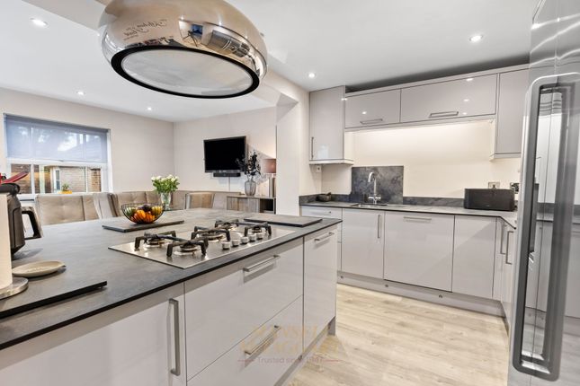 27 Henley Close, Crawley photo 2
