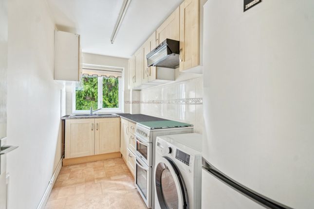 15 Dingles Court, 554, Uxbridge Road, Pinner photo 2