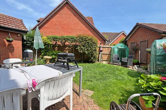 24 Berkeley Close, Gloucester photo 3