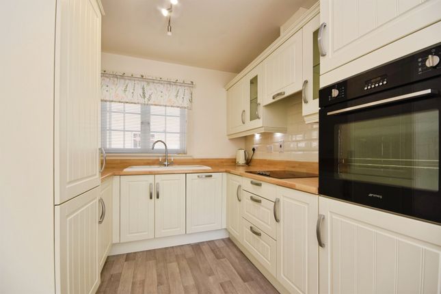 37, Dame Mary Walk, Halstead photo 3