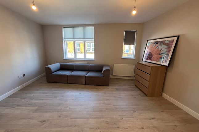 Flat 2, 224-24, High Street, Harrow photo 2