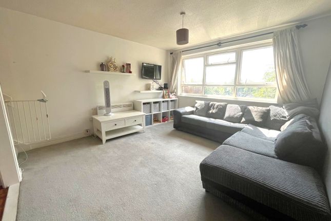 30, Hazelmere Close, Leatherhead photo 2