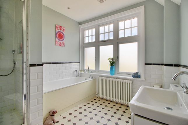 Town house for sale in Easthampstead Road, Wokingham