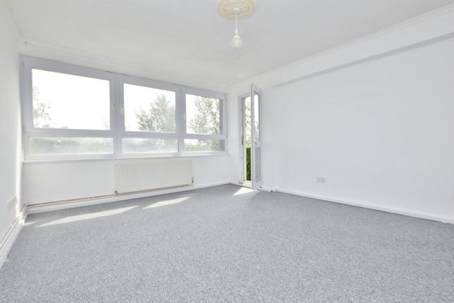 Flat for sale in Slewins Close, Hornchurch