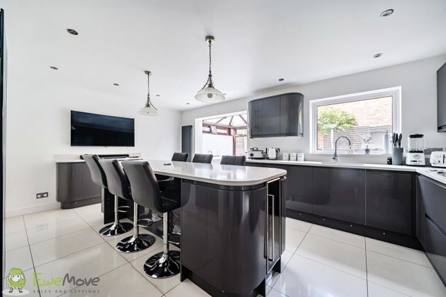 2, Brackenwood Drive, Tadley photo 3