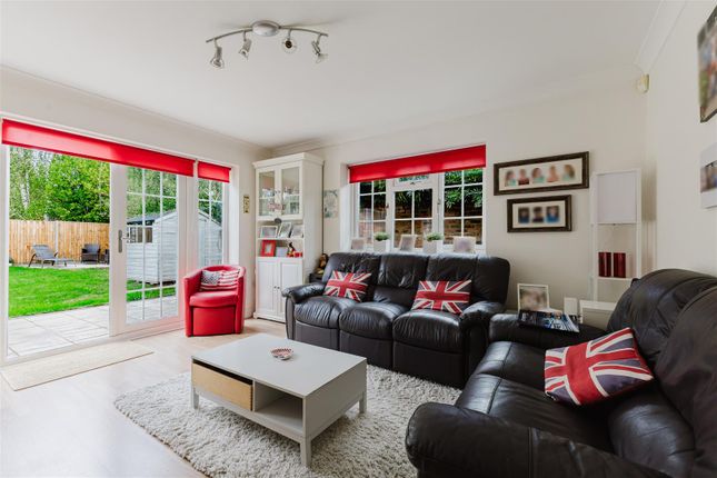 14, Copthall Road East, Ickenham photo 4